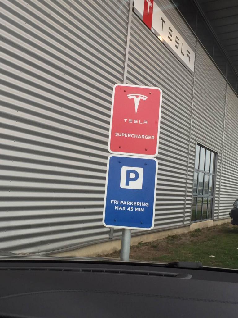 PARKERING FÖRBJUDEN!