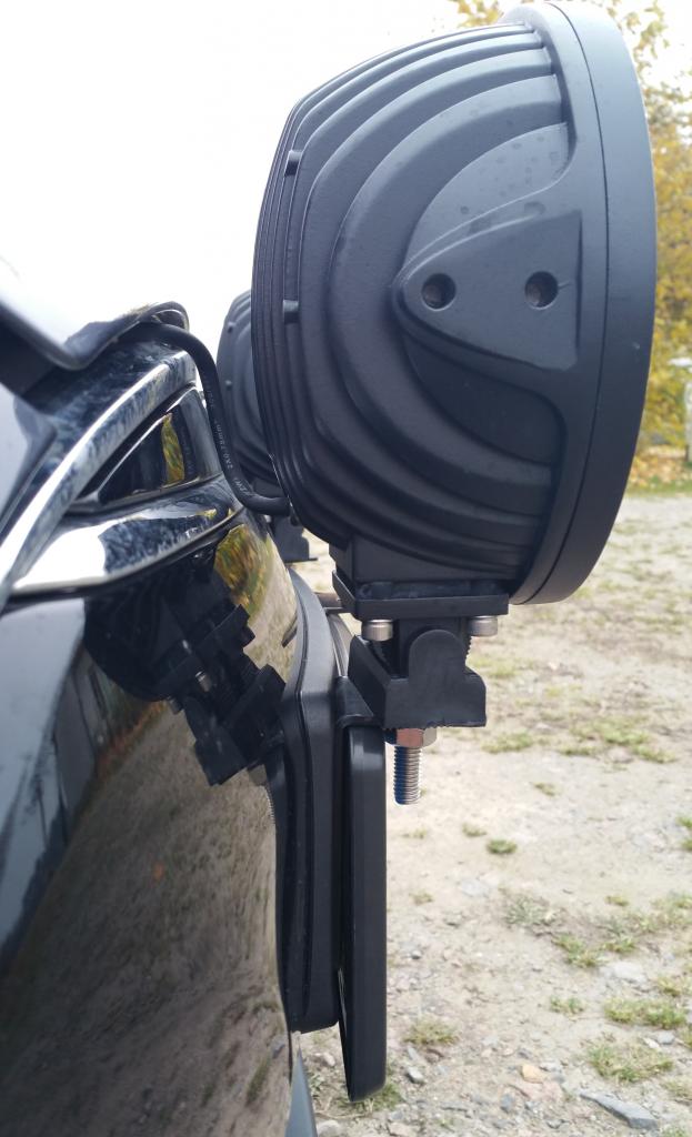 Här sitter extraljuset monterat på en nummerskyltshållare man kan köpa på Biltema som jag bokat för att följa orginalhållaren. Det svåra är att få det stabilt. Jag fick förstärka lite på baksidan.