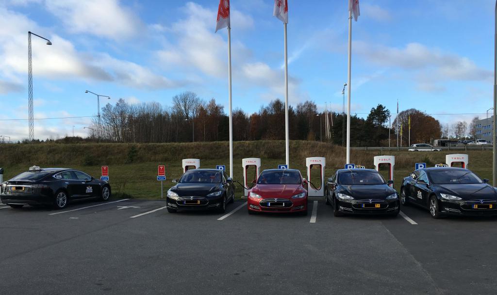 Taxibilar på 4 av 6 laddplatser.