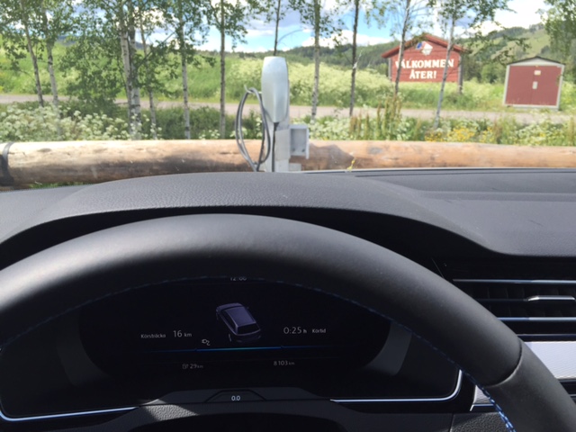 Vid laddaren, bilen visar att den är ansluten.