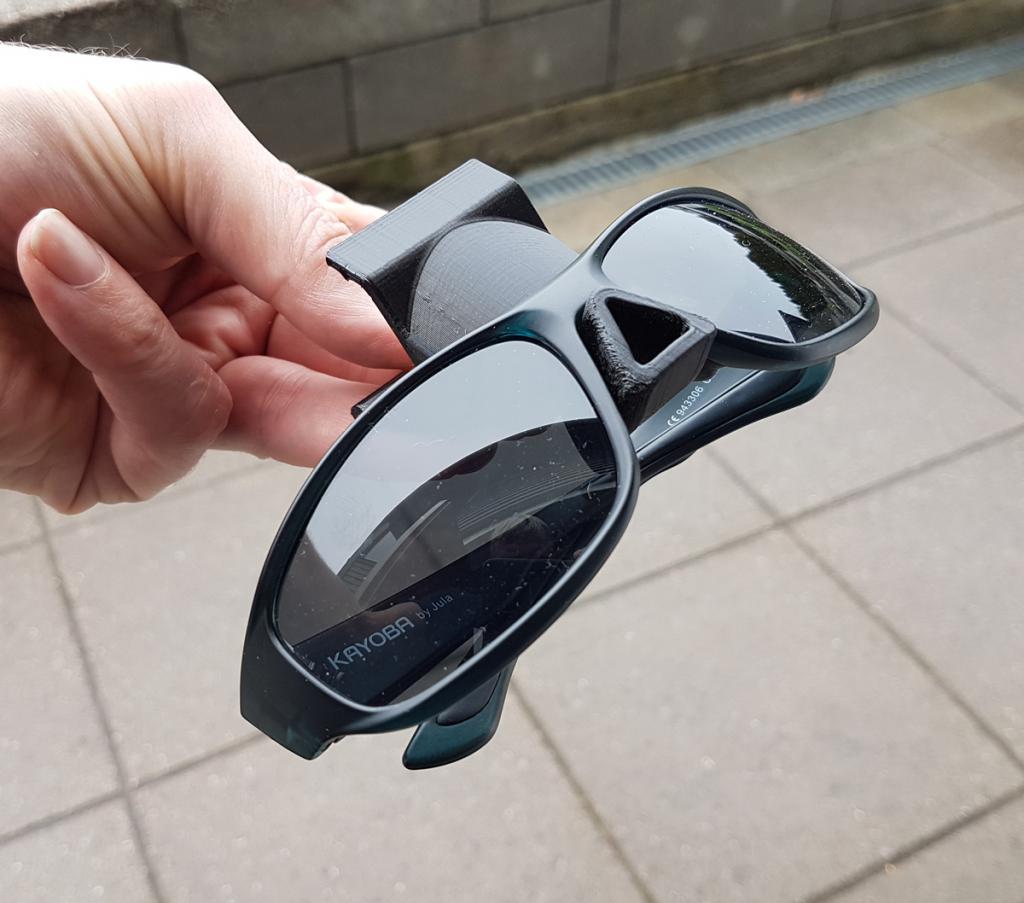 ps2_sunglasses_holder4.jpg
