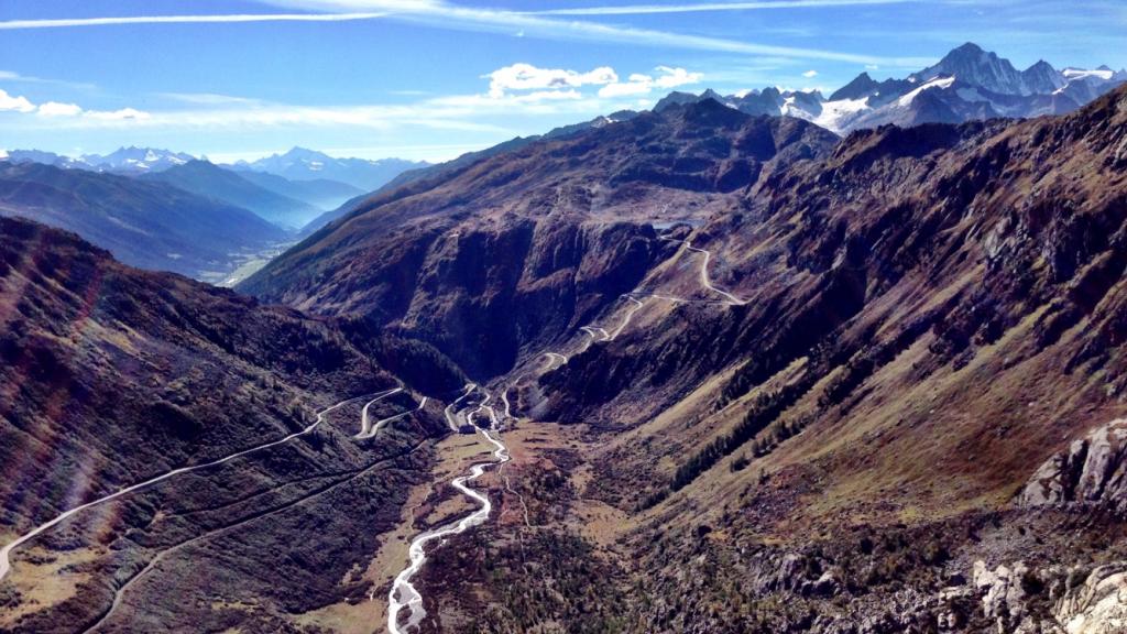 Grimselpass sett från furka pass, vägen från italien kommer nere från dalen