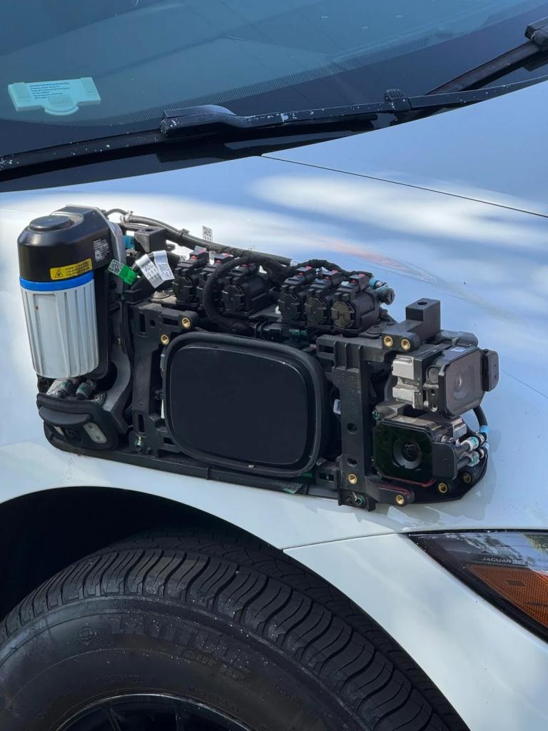 inside-the-waymo-sensor-module-v0-4tt06ij3ie8f1.jpg
