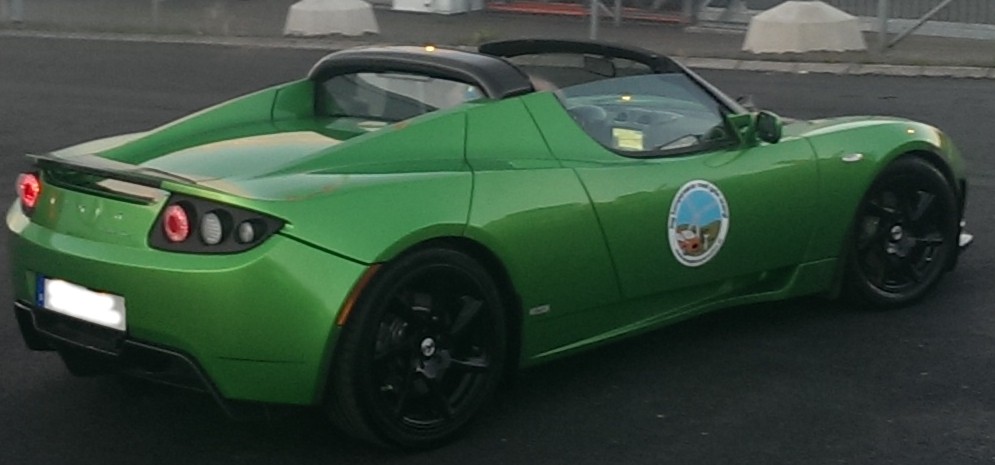 En liten fin roadster stack ut bland mängder av Model S.